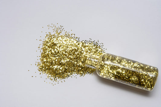 Bouteille remplie de paillettes dorées