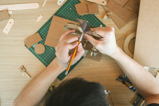 Bricolage en carton sur une table