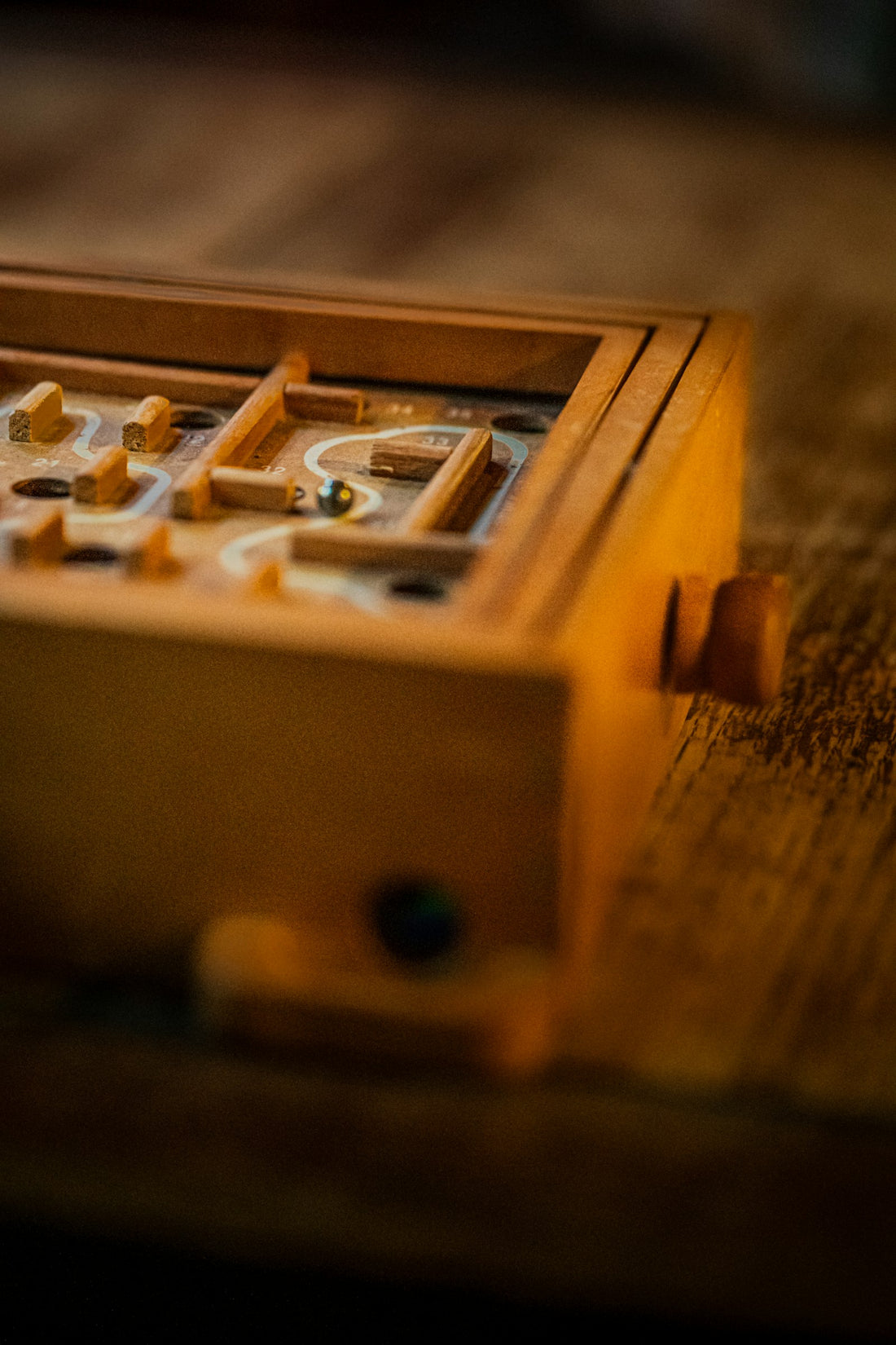Labyrinthe en bois avec une bille en métal