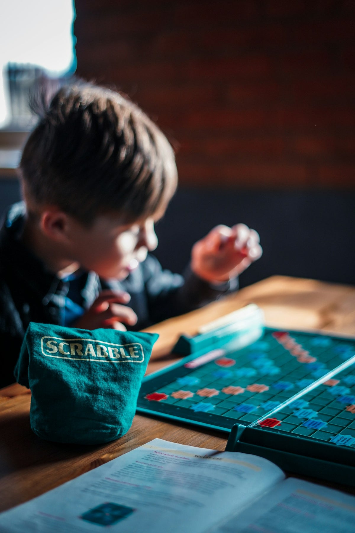 Enfant qui joue à un jeu sur une table