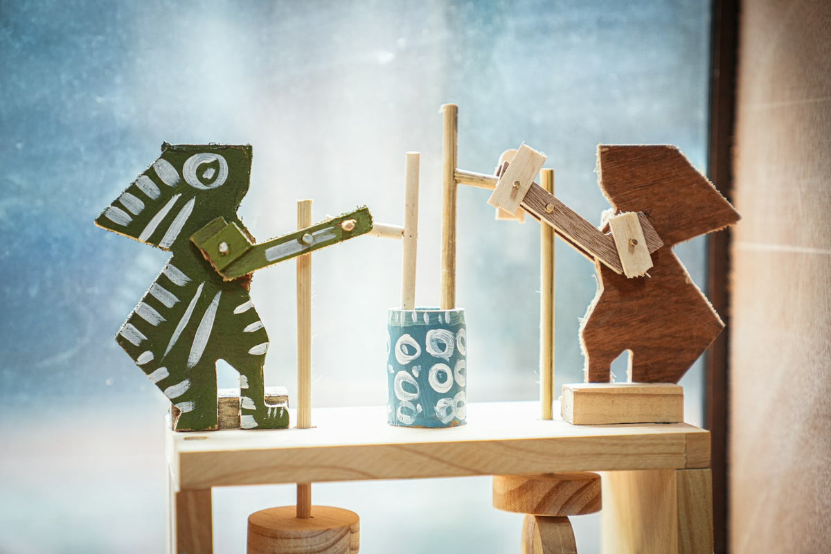 Animaux en bois sur une table