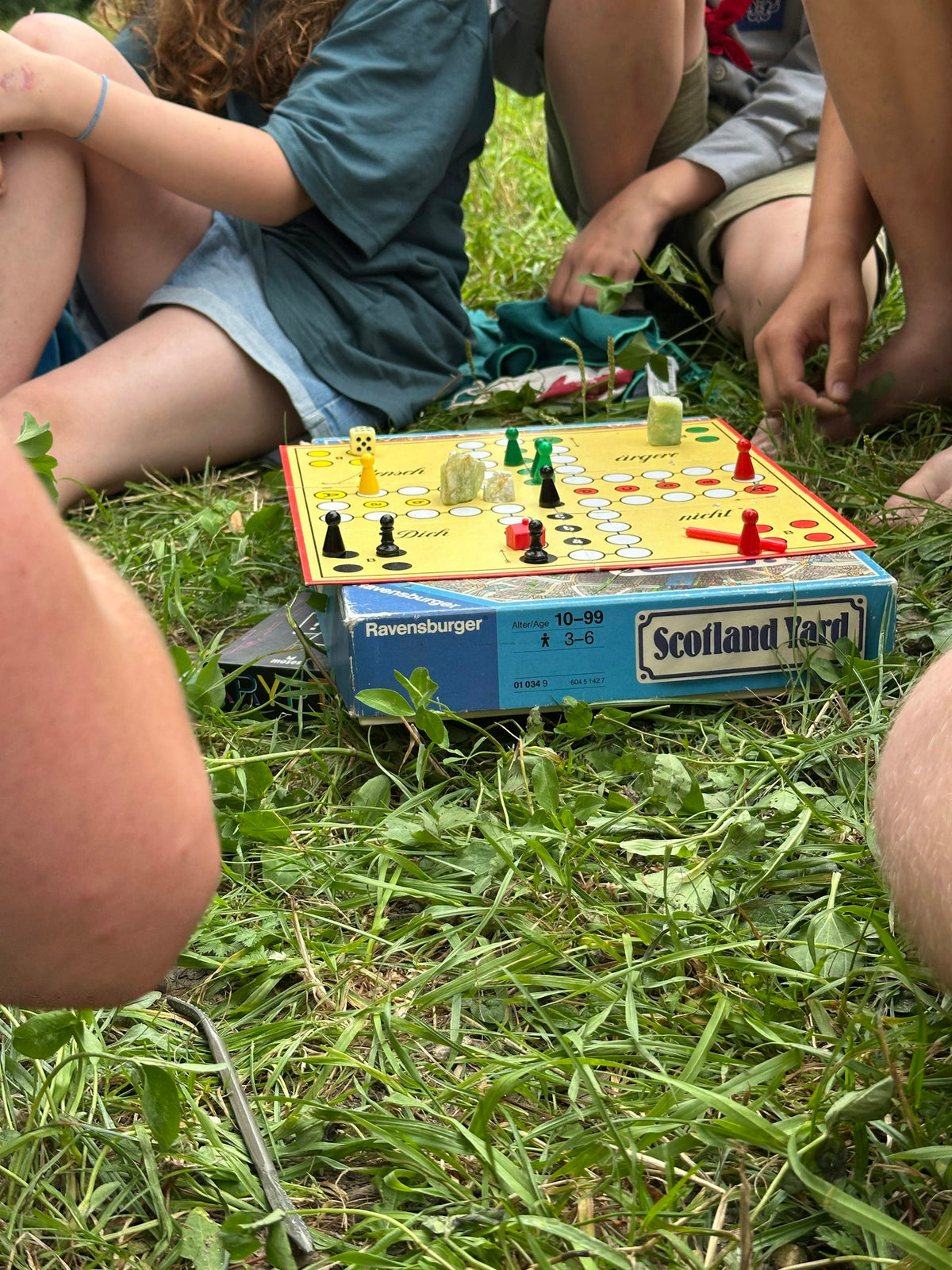 Famille réunie autour d'un jeu de société