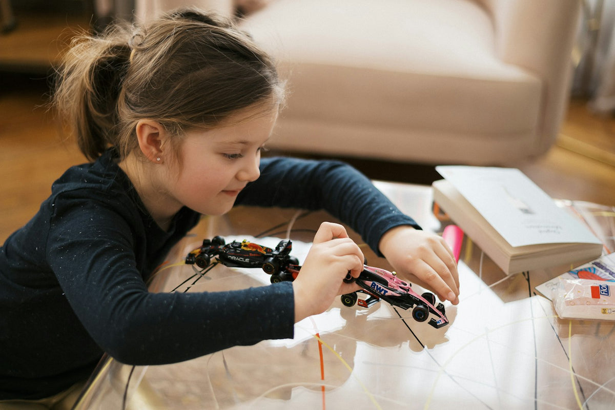 Enfant concentrée qui construit une petite voiture