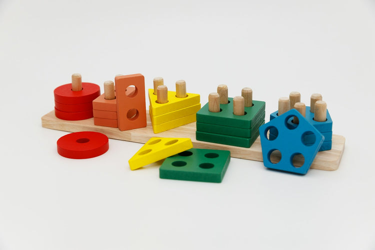 Boîte à formes en bois avec blocs colorés