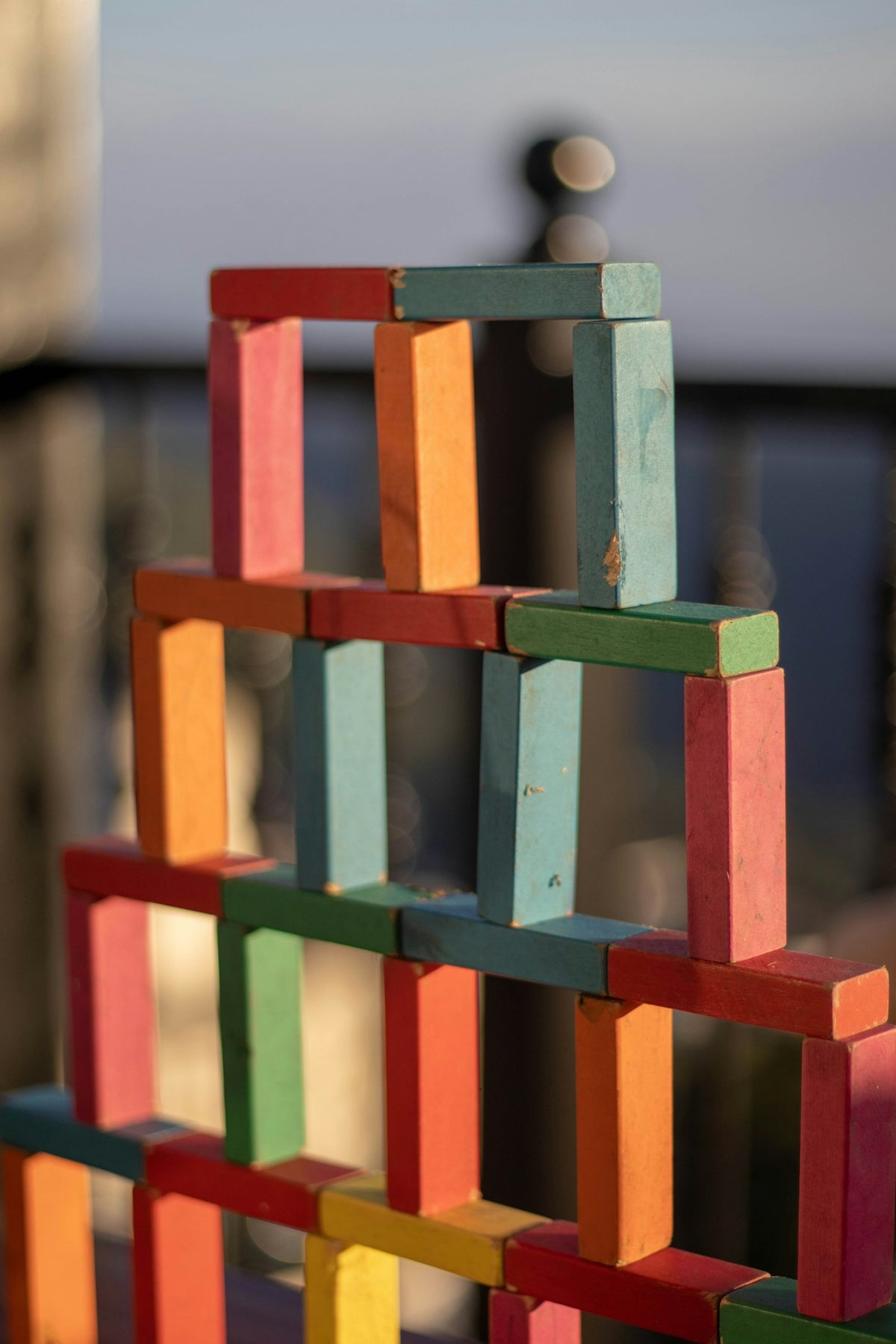 Construction colorée en blocs de bois