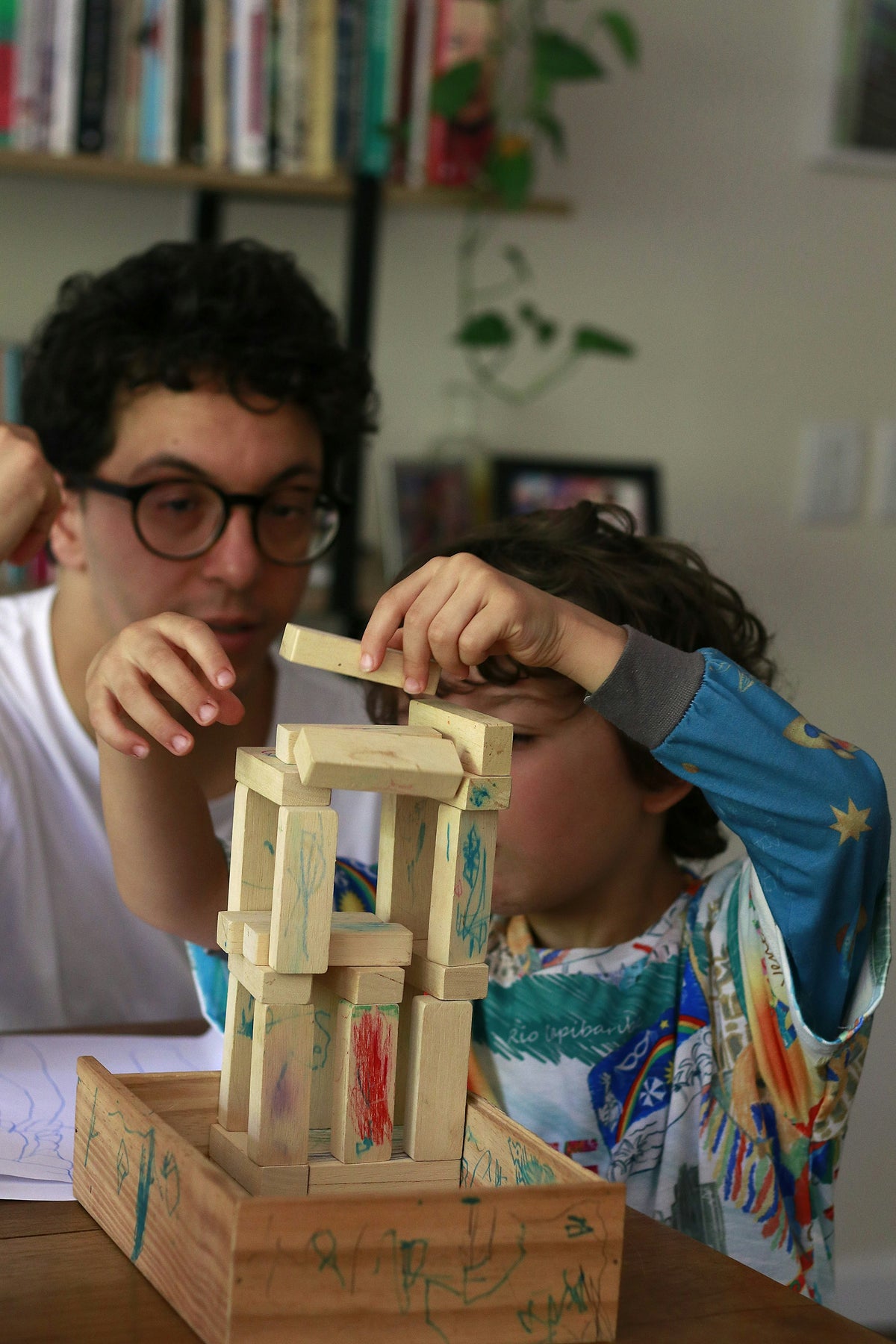 Parent et enfant qui construisent avec des blocs en bois